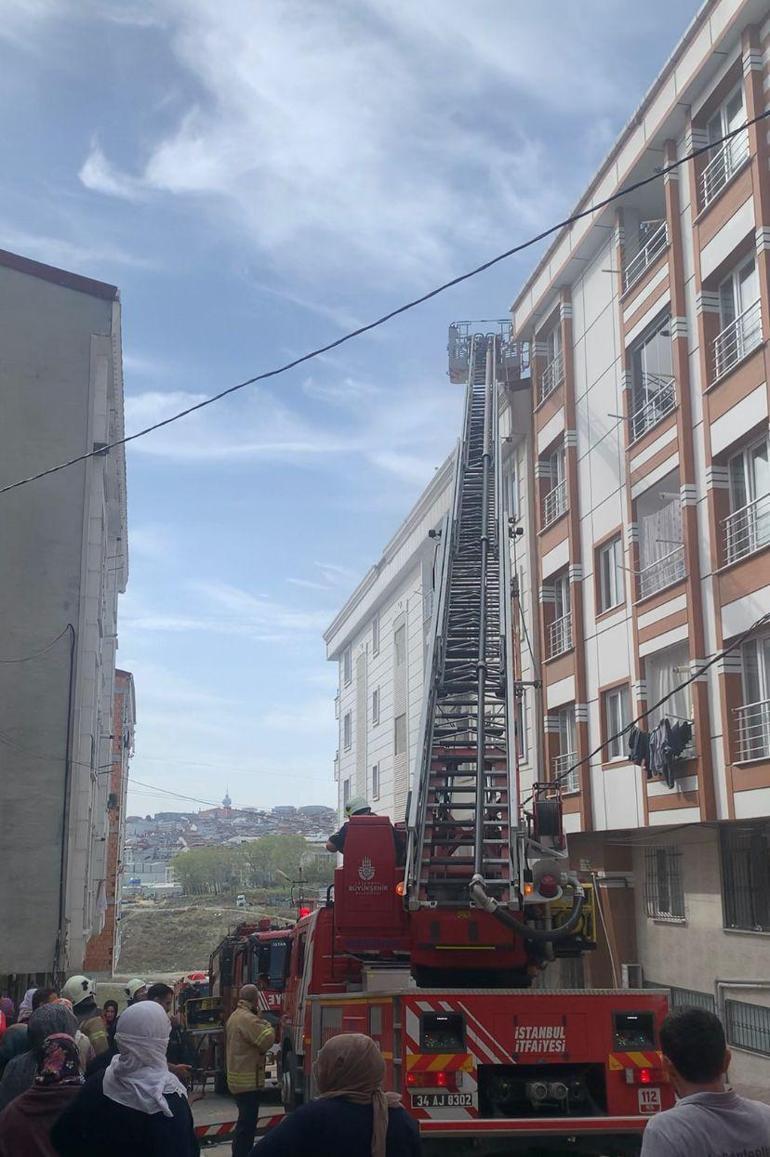 Esenyurt’ta 4 katlı binada yangın: 4 kişi hastaneye kaldırıldı