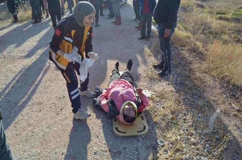 Kamyonet, işçi servis minibüsüne çarptı: 2 ölü, 19  yaralı