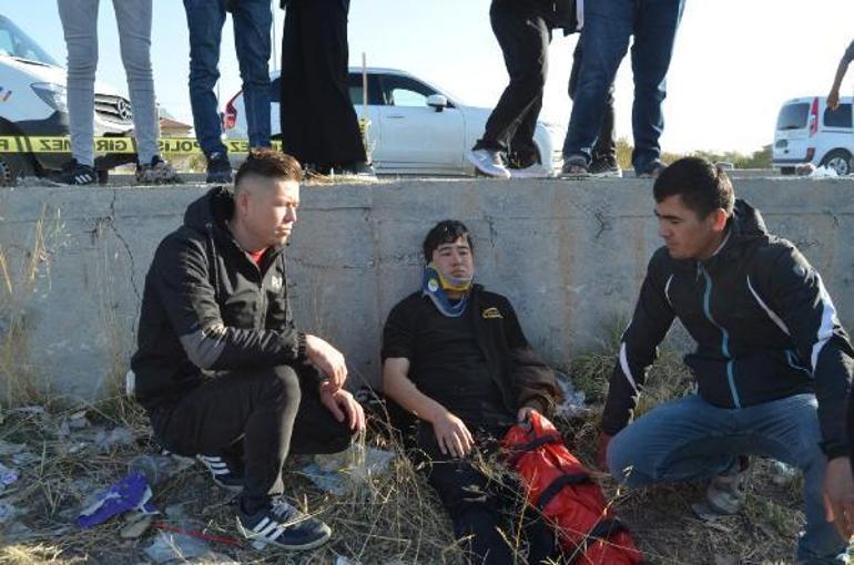 Kamyonet, işçi servis minibüsüne çarptı: 2 ölü, 19  yaralı