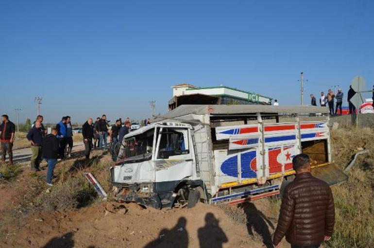 Kamyonet, işçi servis minibüsüne çarptı: 2 ölü, 19  yaralı