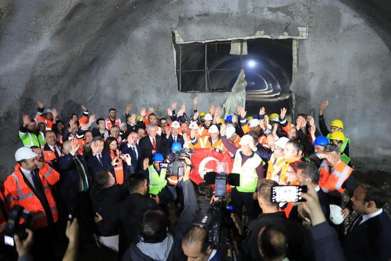 Bakan Uraloğlu, Erzincan Sünebeli Tünelinin ışık görme törenine katıldı