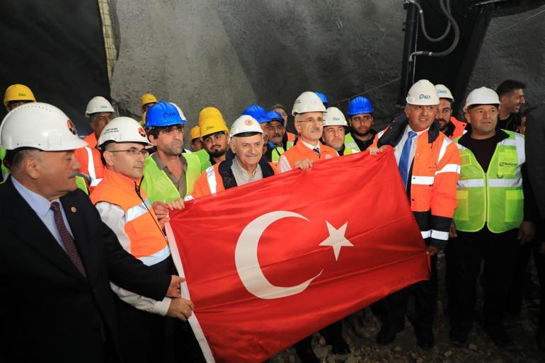 Bakan Uraloğlu, Erzincan Sünebeli Tünelinin ışık görme törenine katıldı