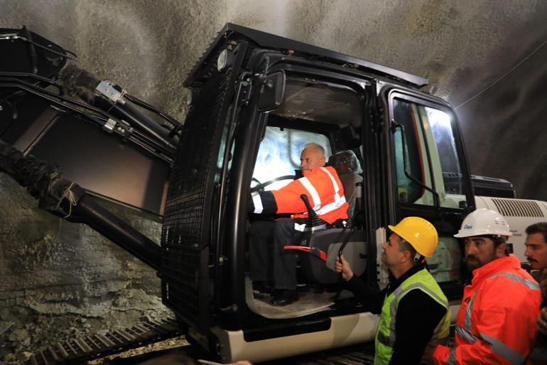 Bakan Uraloğlu, Erzincan Sünebeli Tünelinin ışık görme törenine katıldı