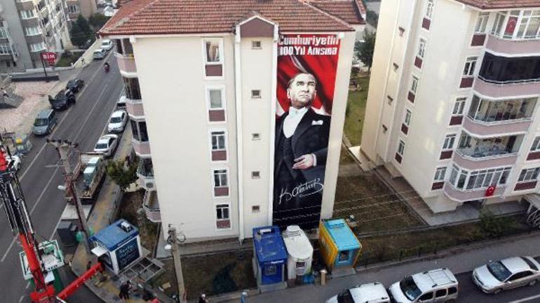 100üncü yılı anısına, apartman duvarına 15 metrelik Atatürk portresi yaptırdılar