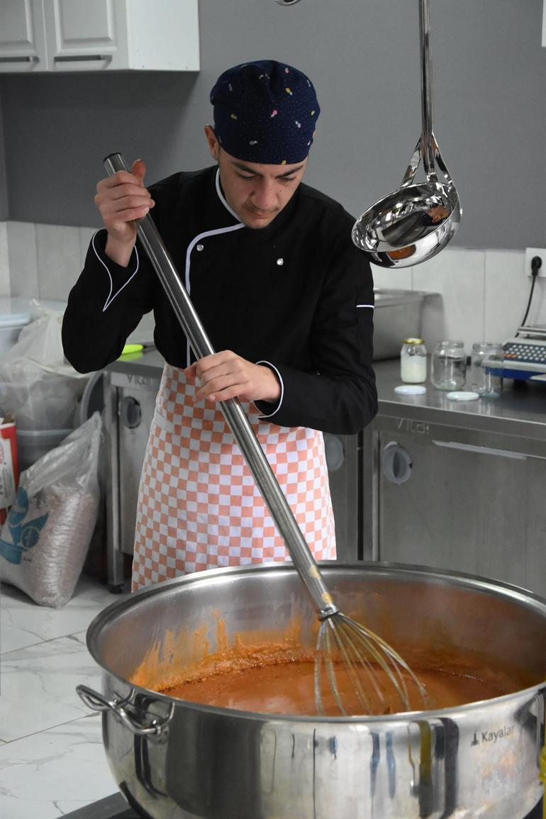 Atıl malzemelerden kurulan mutfakta, zihinsel engelli öğrenciler 3 okula yemek sağlıyor