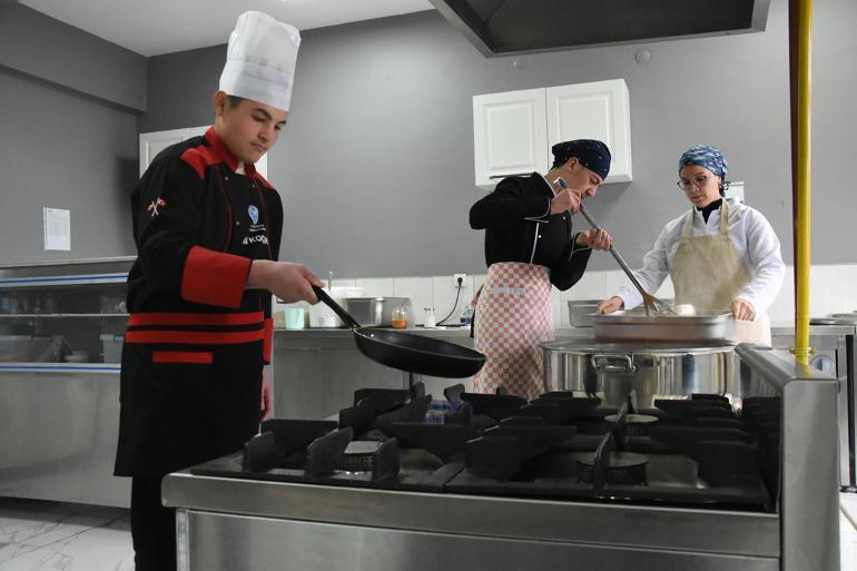 Atıl malzemelerden kurulan mutfakta, zihinsel engelli öğrenciler 3 okula yemek sağlıyor
