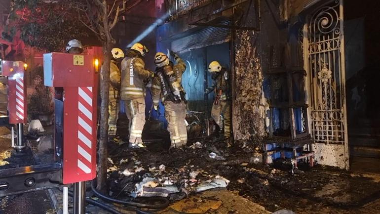 Beyoğlundaki tarihi Gueive Handa yangın; mahsur kalan kişi kurtarıldı