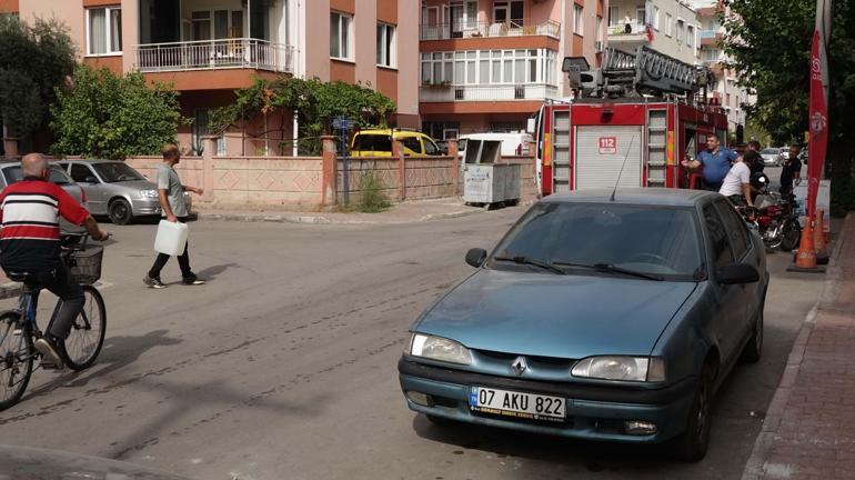 Evini tahliye için gelen icra memurlarını görünce benzinle kendini yakmaya kalkıştı