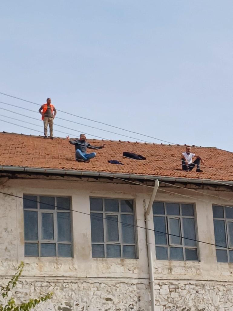 İşten çıkarılan madencilerden çatıda eylem