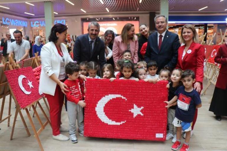 Anaokulu öğrencilerinden, geri dönüşüm malzemeleriyle 100 Türk bayrağı