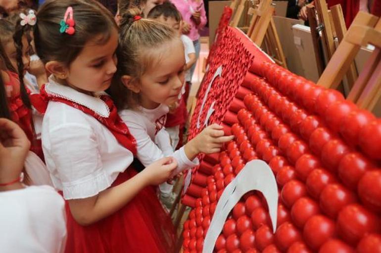 Anaokulu öğrencilerinden, geri dönüşüm malzemeleriyle 100 Türk bayrağı