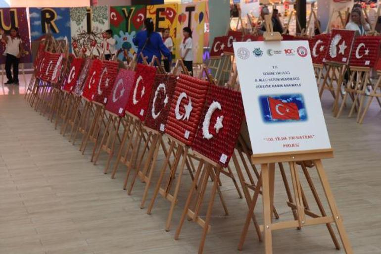 Anaokulu öğrencilerinden, geri dönüşüm malzemeleriyle 100 Türk bayrağı
