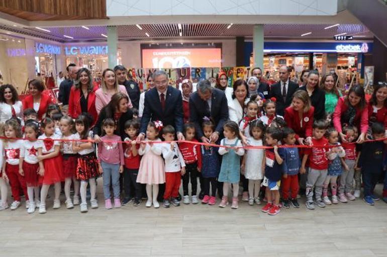 Anaokulu öğrencilerinden, geri dönüşüm malzemeleriyle 100 Türk bayrağı