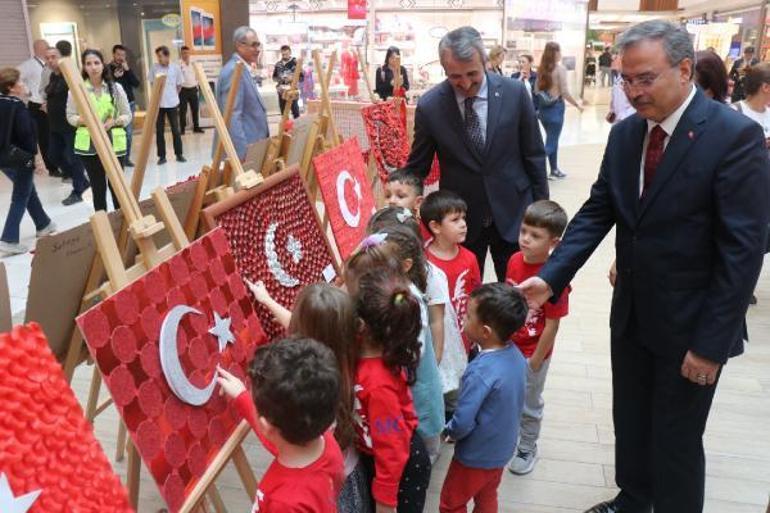 Anaokulu öğrencilerinden, geri dönüşüm malzemeleriyle 100 Türk bayrağı