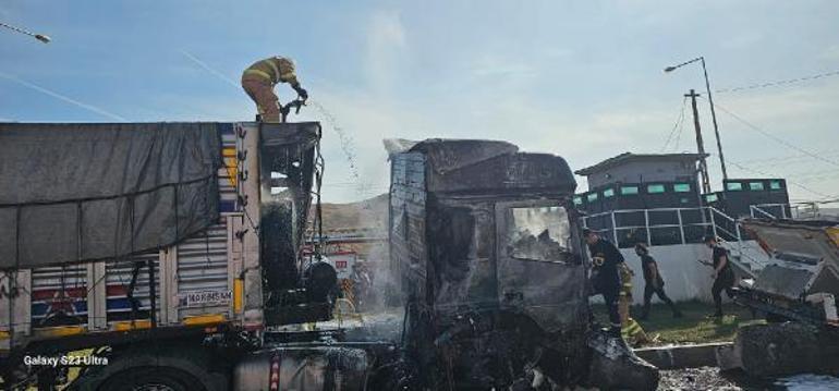 Bariyere çarpıp alev alan kömür yüklü kamyon yandı