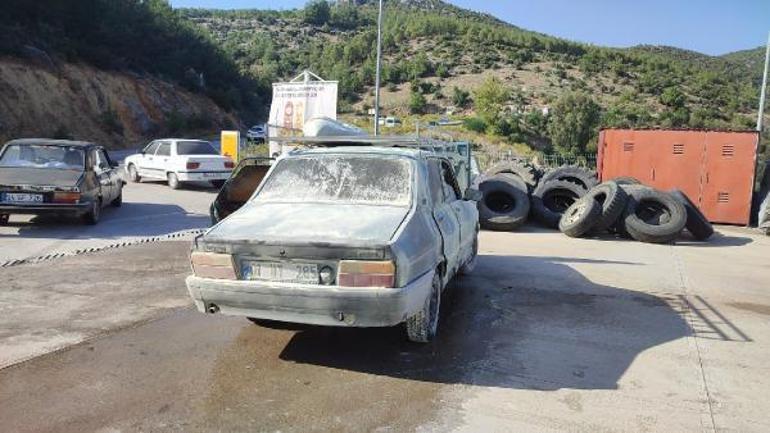 Adanada otomobil alev aldı; 2si çocuk, 3 yaralı