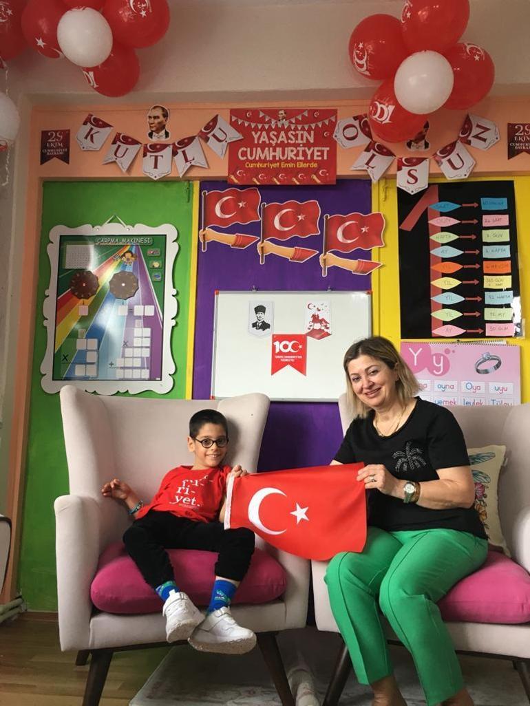 Serebral palsili Asrın, Cumhuriyet Bayramını bayraklarla süslediği odasında kutladı