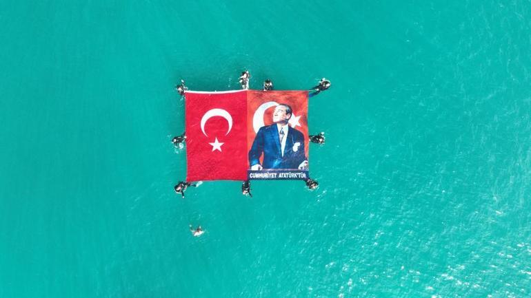 Akdenizde Türk bayrağı ve Atatürk posteri açtılar