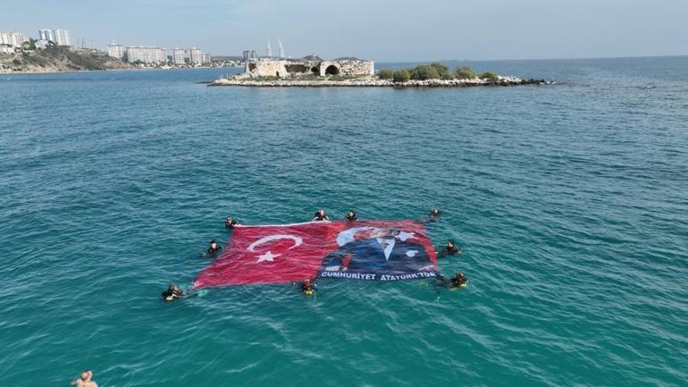 Akdenizde Türk bayrağı ve Atatürk posteri açtılar