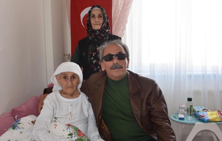 103 yaşındaki Zeynep Gülbilin bayrak sevgisi