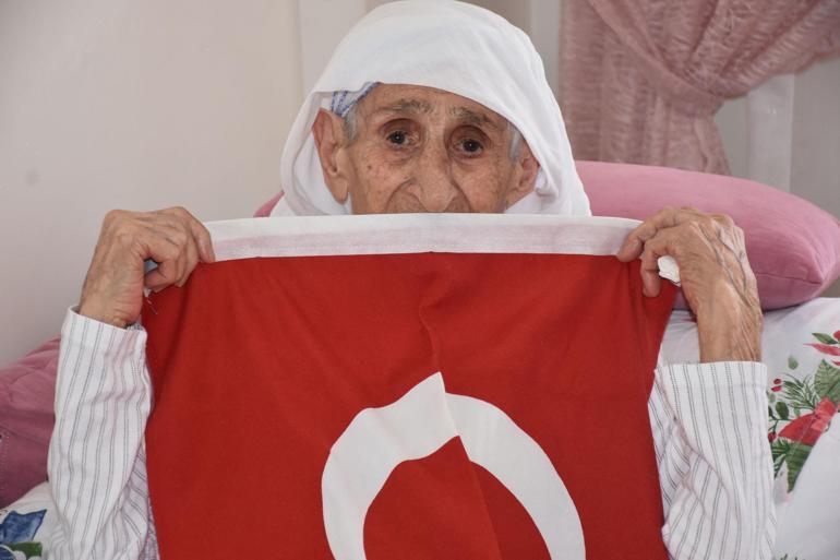 103 yaşındaki Zeynep Gülbilin bayrak sevgisi