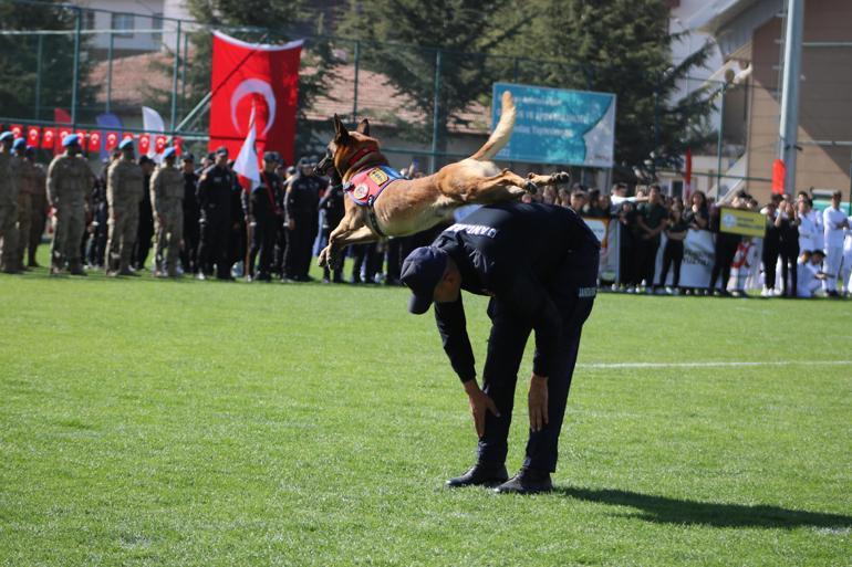 JAKEMin eğitimli köpeği Nefesin gösterisi ilgiyle izlendi