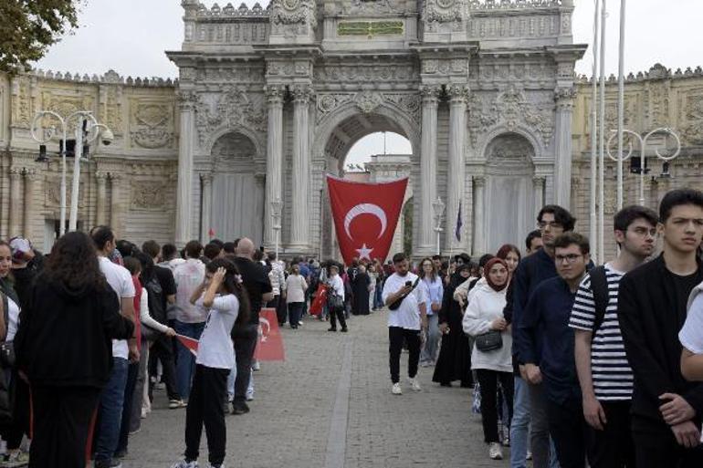 Cumhuriyet’in 100’üncü yılında Dolmabahçe Sarayı’na ziyaretçi akını