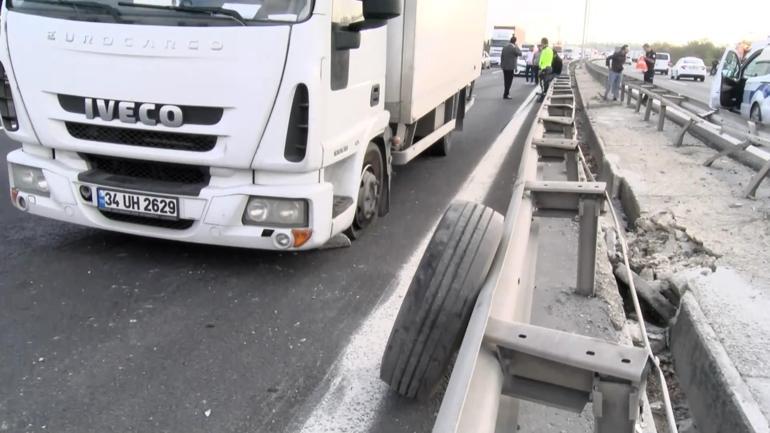 TEM Otoyolunda beton boru taşıyan TIR kaza yaptı facia ucuz atlatıldı