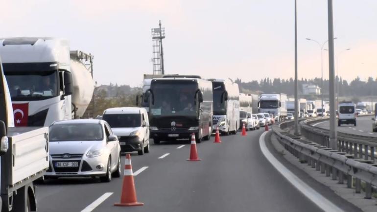 TEM Otoyolunda beton boru taşıyan TIR kaza yaptı facia ucuz atlatıldı