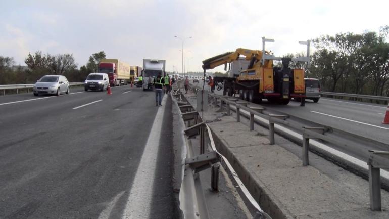 TEM Otoyolunda beton boru taşıyan TIR kaza yaptı facia ucuz atlatıldı