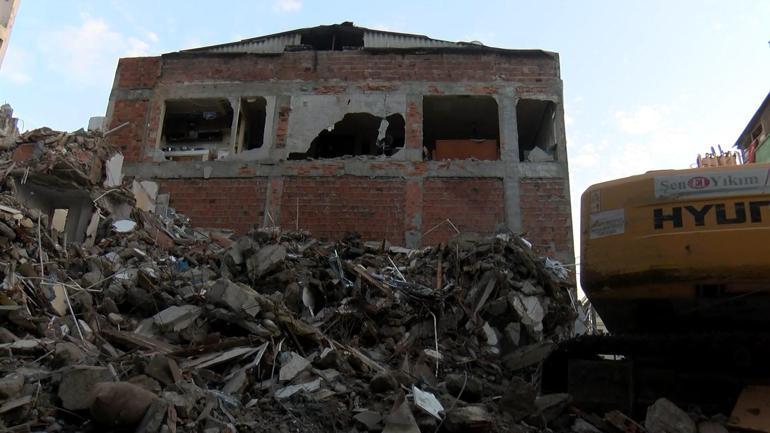 Zeytinburnunda bina yıkıldı; yan apartman duvarsız kaldı