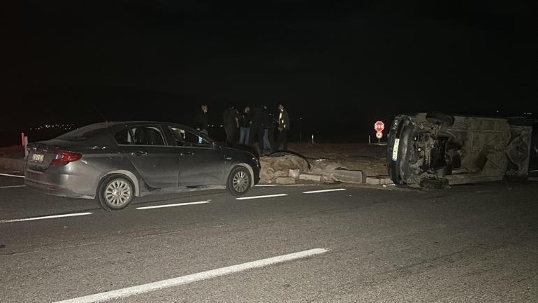 Takipteki minibüs polis araçlarına çarpıp takla attı: 6sı polis 9 yaralı