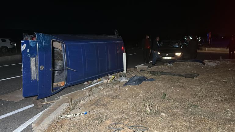 Takipteki minibüs polis araçlarına çarpıp takla attı: 6sı polis 9 yaralı