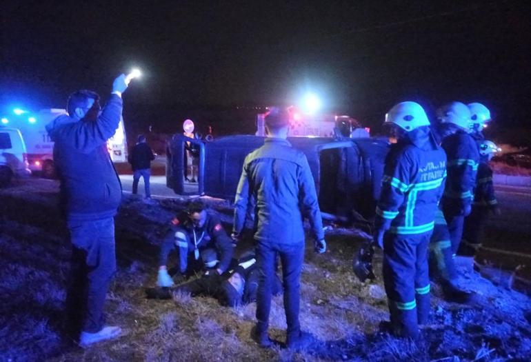 Takipteki minibüs polis araçlarına çarpıp takla attı: 6sı polis 9 yaralı