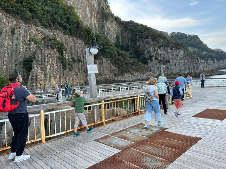 Rus turistler, lav sütunları ile Bartın Irmağını gezdi