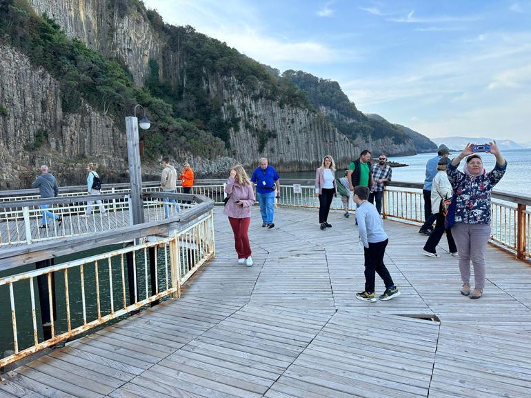 Rus turistler, lav sütunları ile Bartın Irmağını gezdi