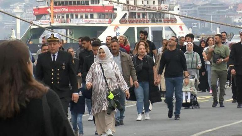 Sarayburnu Limanına demirleyen TCG Anadolu Gemisi ziyarete açıldı