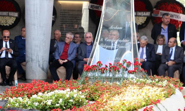 Demirel, 99uncu doğum gününde anıt mezarı başında anıldı