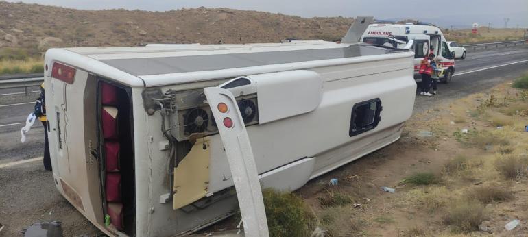 Kayseride yolcu midibüsü devrildi: 14 yaralı