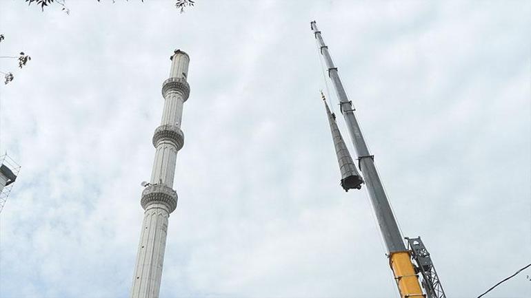 Bahçelievlerde 85 metrelik minareler deprem riskine karşın sökülerek kısaltıldı