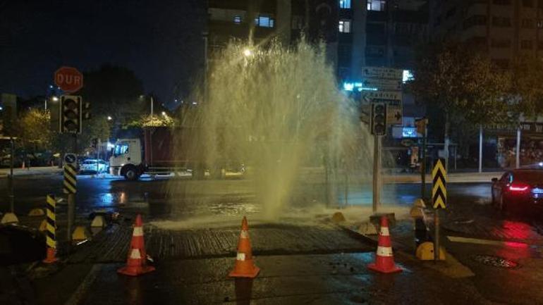 Kadıköy’de su borusu patladı; sokaklara 5 saat boyunca akan su kesildi