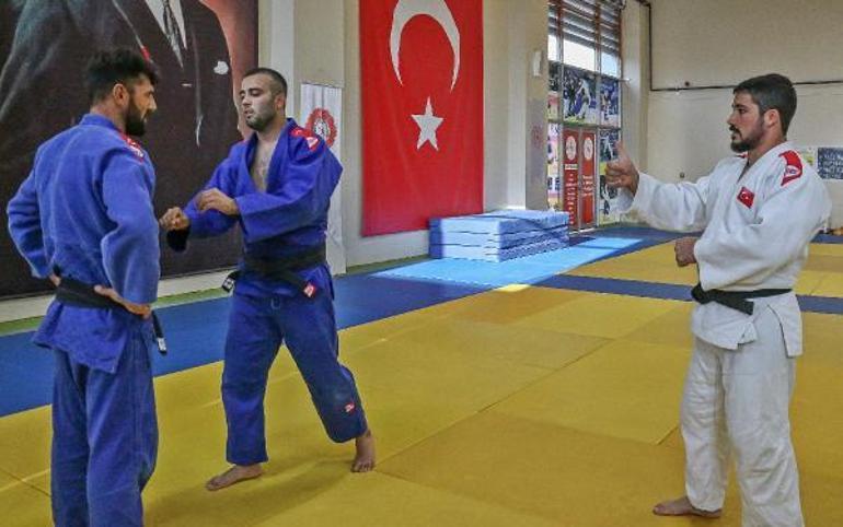 İşaret dili öğrenerek eğittikleri işitme engelli sporcular, Türkiye şampiyonu oldu