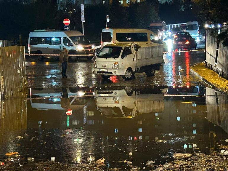 Çekmeköyde etkili olan kuvvetli yağışın ardından iki araç suda mahsur kaldı