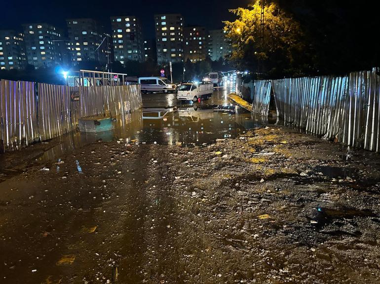 Çekmeköyde etkili olan kuvvetli yağışın ardından iki araç suda mahsur kaldı