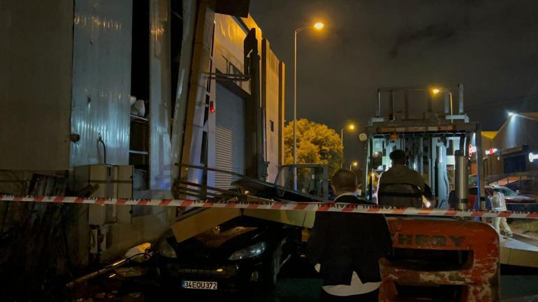 Ataşehirde şiddetli rüzgarın etkisiyle fabrikanın dış cephesi otomobilin üzerine düştü