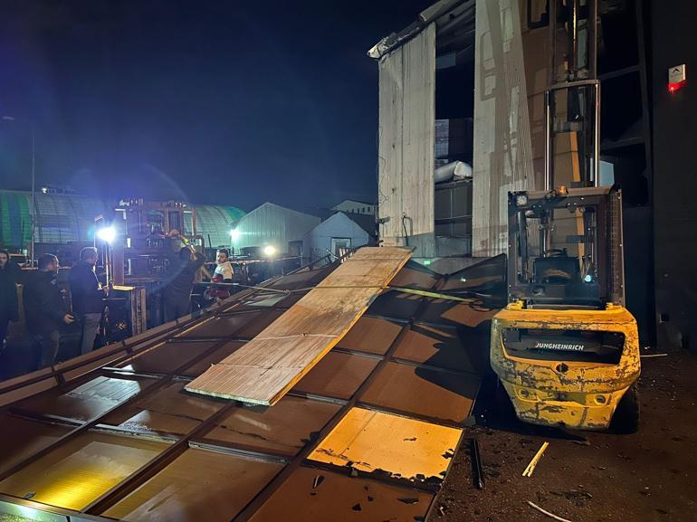 Ataşehirde şiddetli rüzgarın etkisiyle fabrikanın dış cephesi otomobilin üzerine düştü