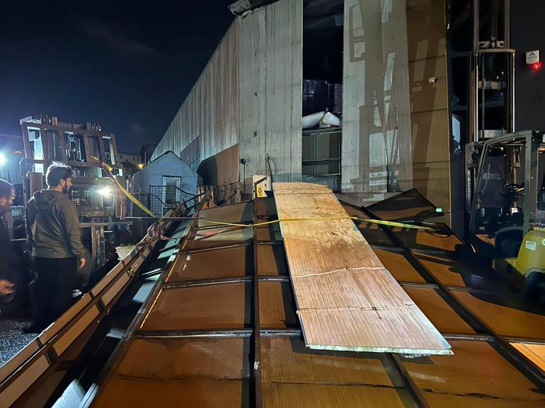 Ataşehirde şiddetli rüzgarın etkisiyle fabrikanın dış cephesi otomobilin üzerine düştü