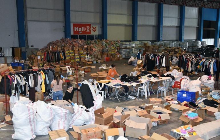 Depremzedelere gönderilen yardım kolisinden 450 bin TL değerinde döviz çıktı