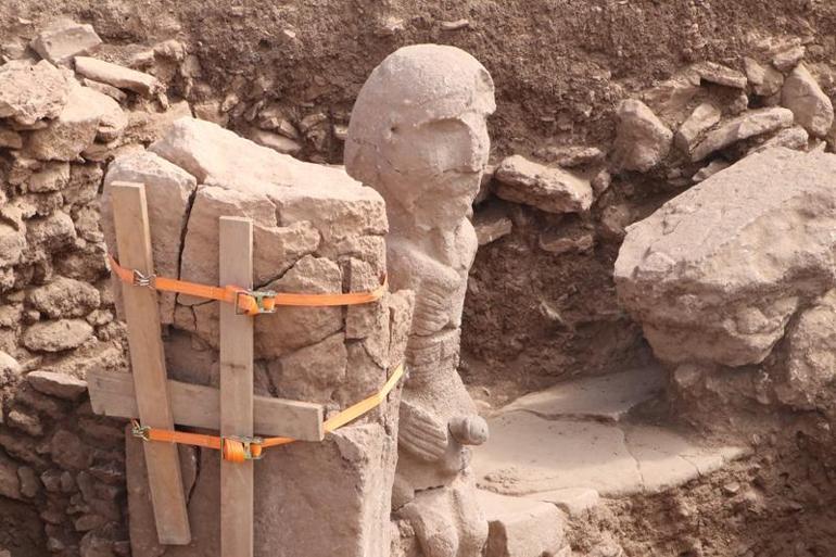 Karahantepedeki insan heykeline kutulu koruma