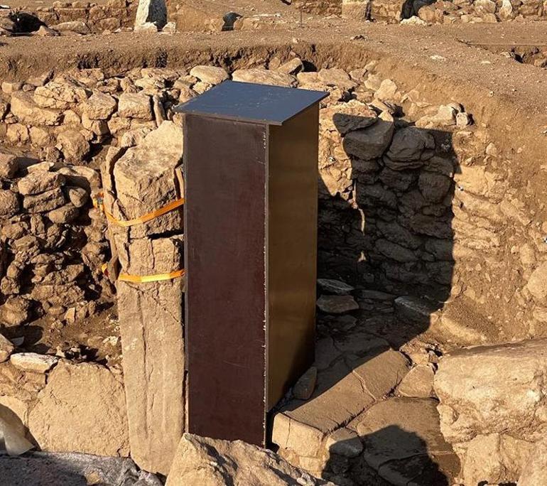 Karahantepedeki insan heykeline kutulu koruma